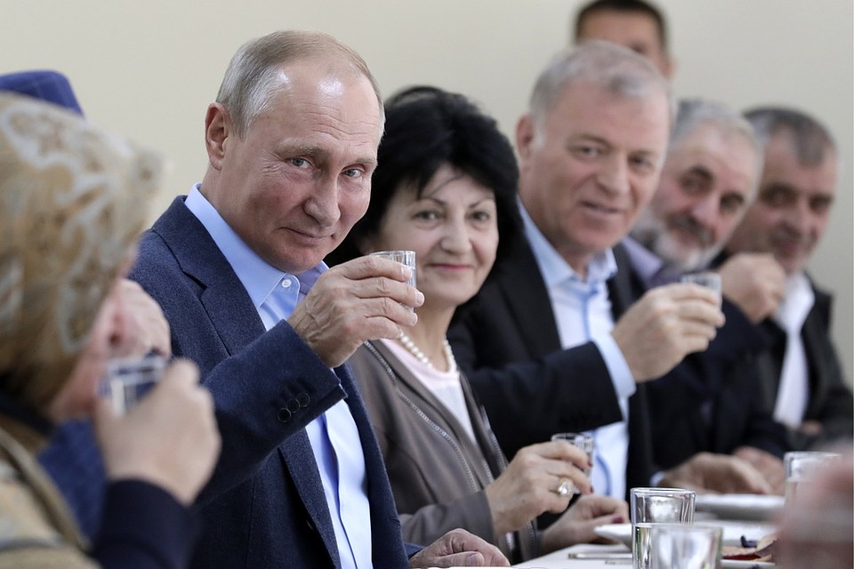 Putin 20 il əvvəl imtina etdiyi bir qədəh arağı bu gün içdi – MARAQLI TARİXÇƏ+FOTO
