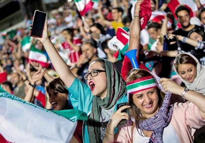İranda qadınların stadionda futbola baxmasına icazə verildi
