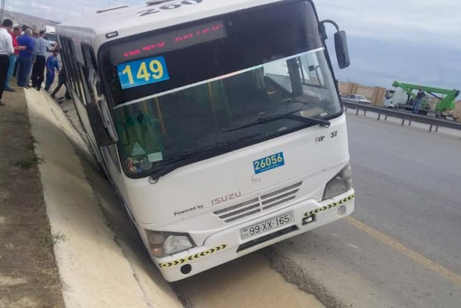 Bakıda avtobus qəzaya düşdü: xəsarət alan var - FOTO
