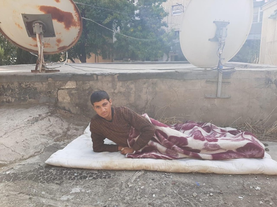 17 yaşlı Kamal küçədə yaşayır, qarajların üstündə yatıb-durur - VİDEO