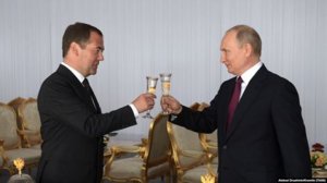 Putin özünün və Medvedevin maaşını artırdı