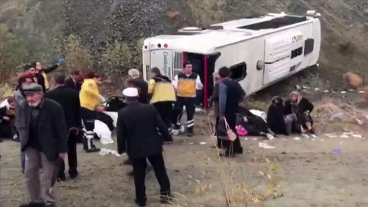 Avtobus yoldan çıxaraq aşdı, 30 nəfər yaralandı