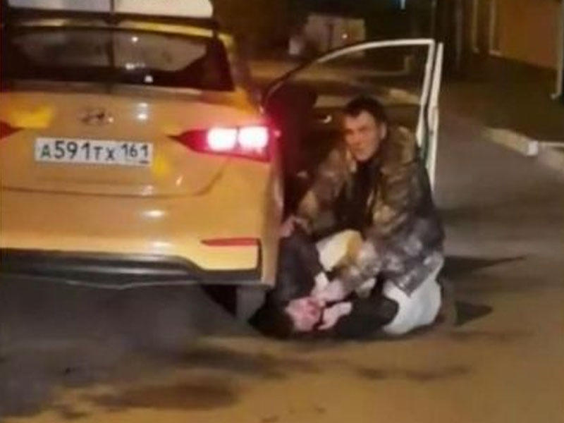 Üç taksi sürücüsü sərxoş sərnişini ölümünə döydülər - VİDEO