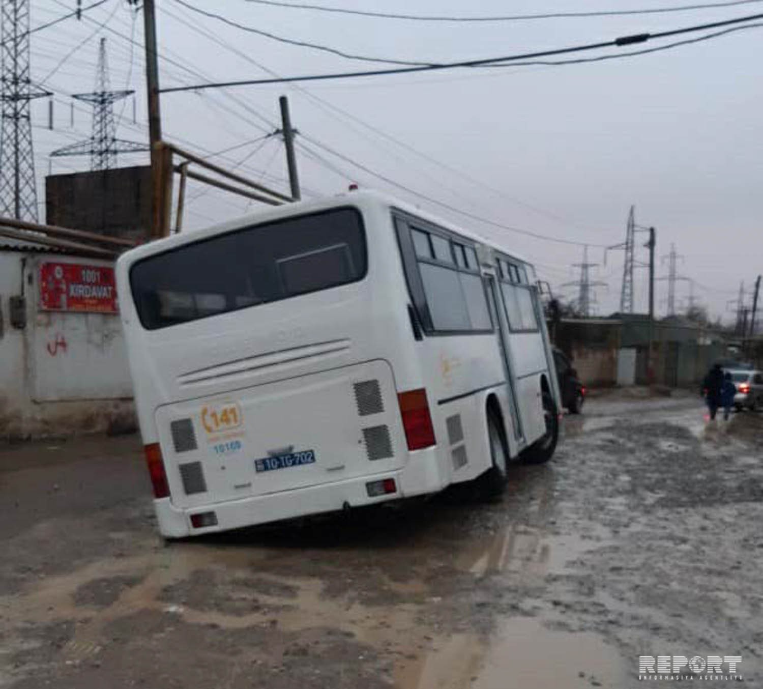 Xırdalanda sərnişin avtobusu yeni qazılmış yolda batıb