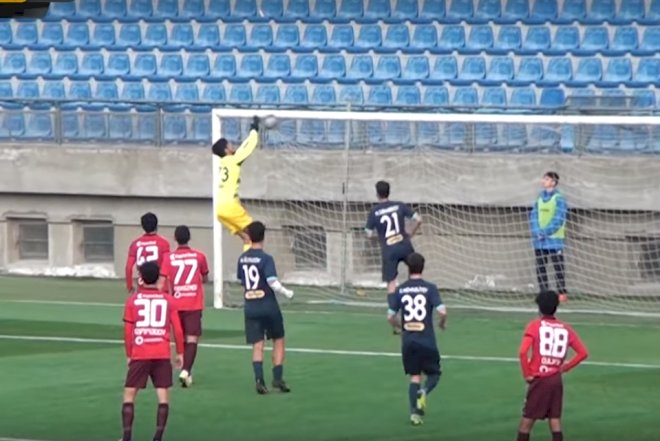 Futbolumuzda qapıçı biabrçılığı – Topu əli ilə qapısına göndərdi - Video