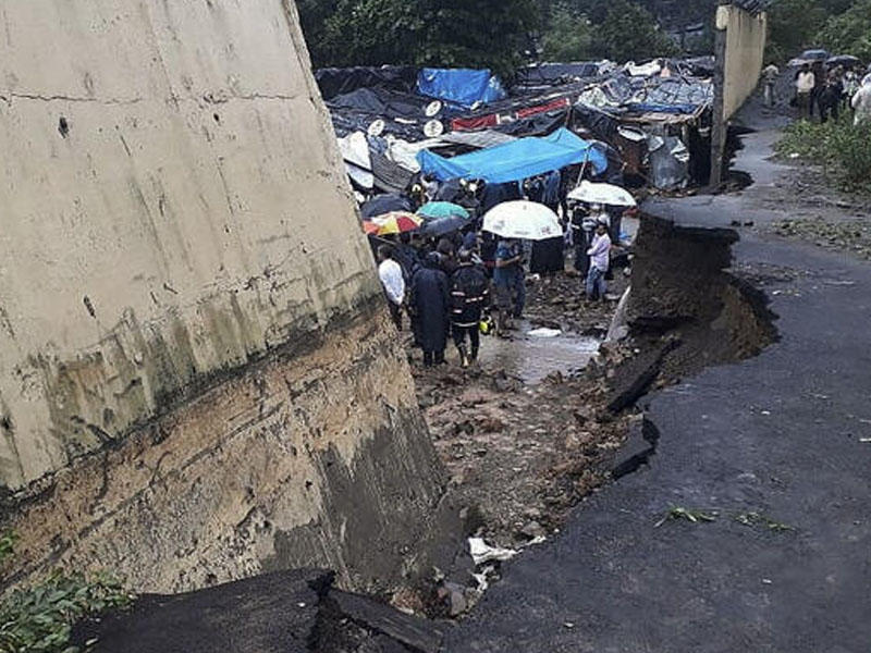 Hindistanda yağış divarı uçurdu: 15 nəfər öldü