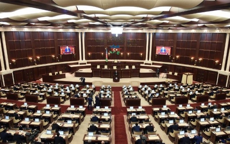 “Bunun cəmiyyətə və deputatlara istisi, soyuğu yoxdur...” – Parlamentin buraxılmasına reaksiyalar