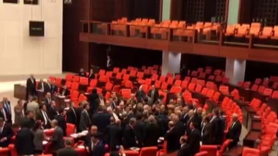 Deputatlar parlamentdə bir-birini söydülər - VİDEO