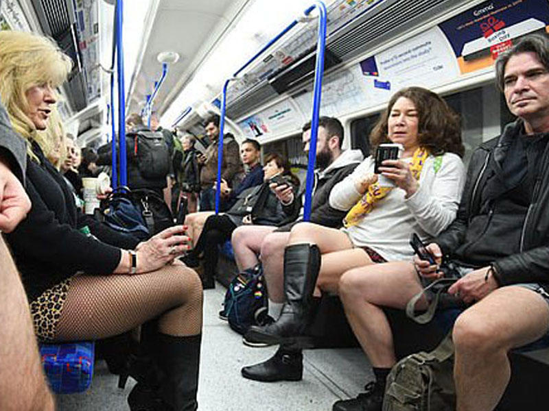 Metroda şalvarsız gün - Yüzlərlə ingilis qatara bu formada mindi - FOTO