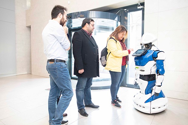 Azərbaycan Beynəlxalq Bankında robot!
