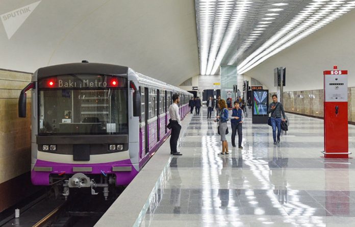 Bakı metrosunda pulsuz dəqiqələr - Sərnişinlər ödənişsiz olaraq stansiyalara buraxılıb