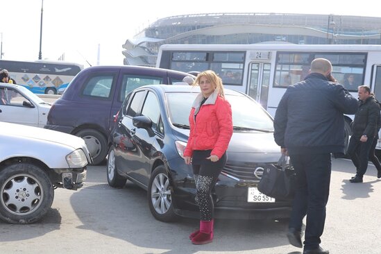 1 manatlıq taksi sürən 50 yaşlı qadın: \