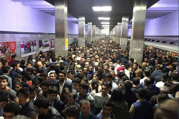İşıqlar söndü: Metroda qatarlar tunelddə qaldı