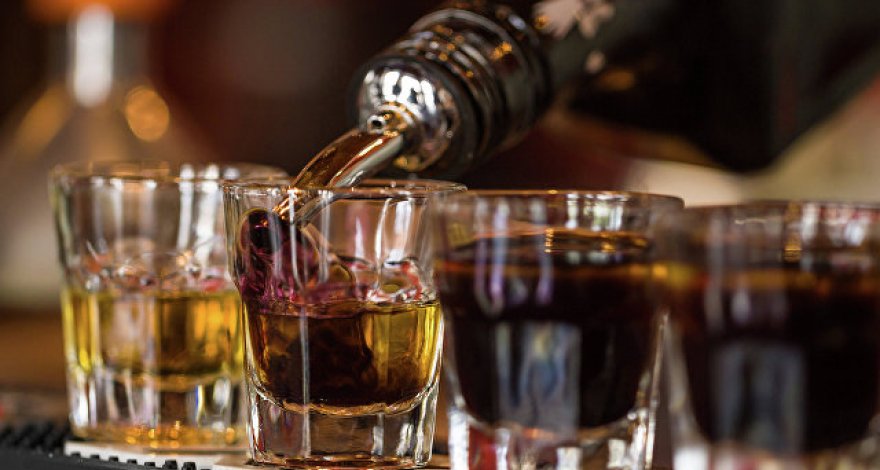 Koronavirusa yoluxan britaniyalı gənc viski içərək sağaldı – İLGİNC TƏFƏRRÜAT