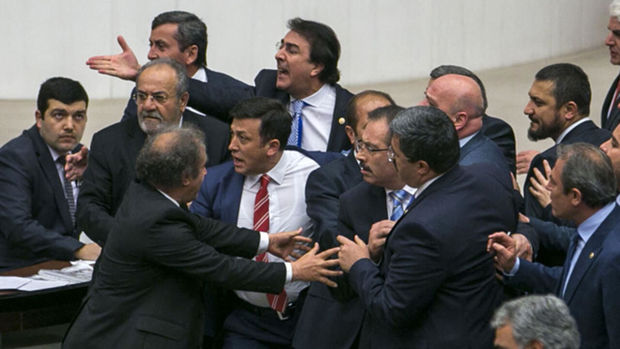 Türkiyə parlamentində deputatlar əlbəyaxa oldular