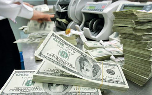Bakıda dollar ajiotajı: Bu bank dolları limitlə satır, bəziləri isə satışı dayandırıb - REPORTAJ