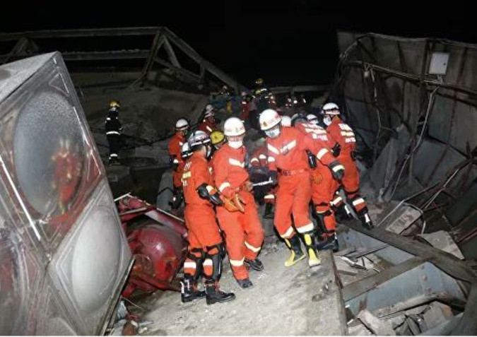 Çində 22 nəfər çökmüş mehmanxananın dağıntıları altında qalır