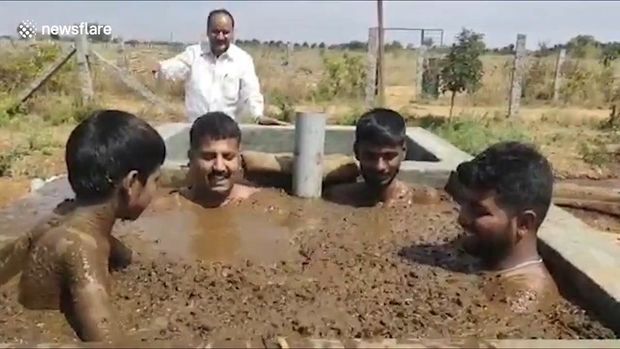 Hindistanda insanlar viruslardan qorunmaq üçün peyin vannaları qəbul edir – VİDEO