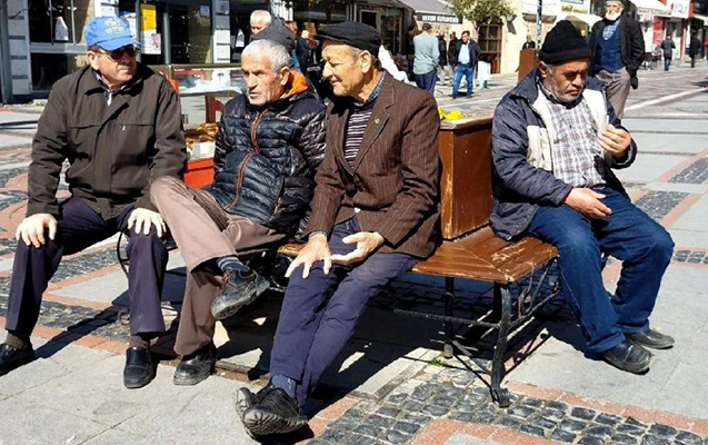 Türkiyədə yaşlıların küçəyə çıxmasına qadağa qoyuldu
