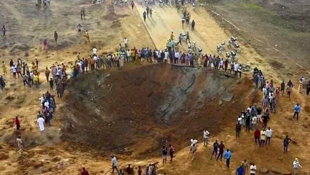 Meteorit Nigeriyada kilsəyə düşüb? – Dağıntı, nəhəng çuxur + VİDEO
