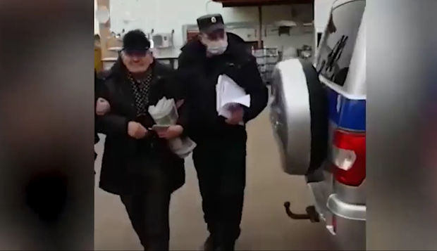 Karantin qaydalarını pozan 70 yaşlı kişi polisləri borclu çıxardı - VİDEO