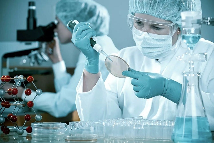 Alimlər ağır koronavirus xəstələrinin fərqli müalicəsini təklif edirlər