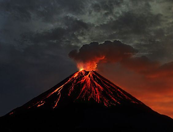 İtaliyada Etna vulkanı püskürüb
