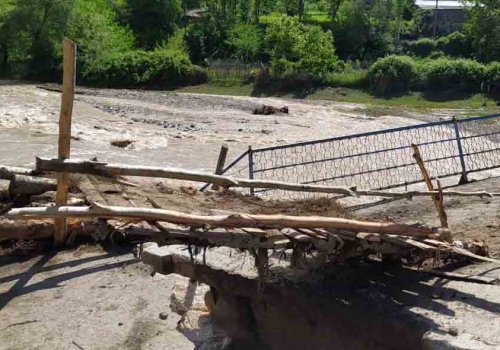 Azərbaycanda kəndi sel basdı - maşın sular altında qaldı