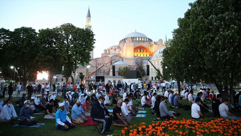 Türkiyədə tarixi gün: 86 ildən sonra Ayasofyada namaz qılındı