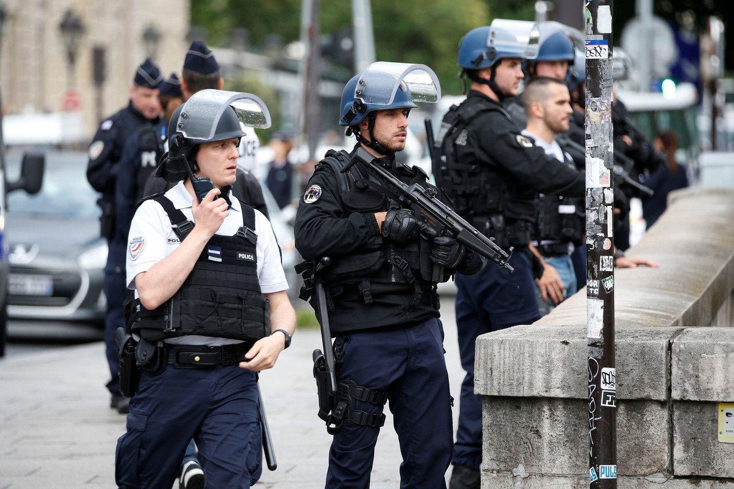 Fransada silahlı şəxs bankda bir neçə nəfəri girov götürüb