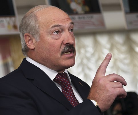 Lukaşenko: “Məni qəsdən koronavirusa yoluxdurdular…”
