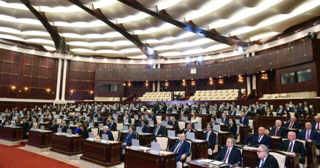Milli Məclisdə uşaqpulu müzakirələri - Bu yaşa qədər...