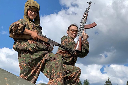 Xanım aparıcı oğlunun əlinə avtomat verib “Lukaşenkonu parodiya etdi”