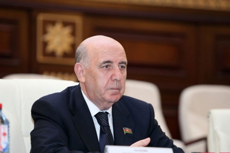 Deputatın qardaşı oğlu üç nəfərə bu qədər pul “atıb”