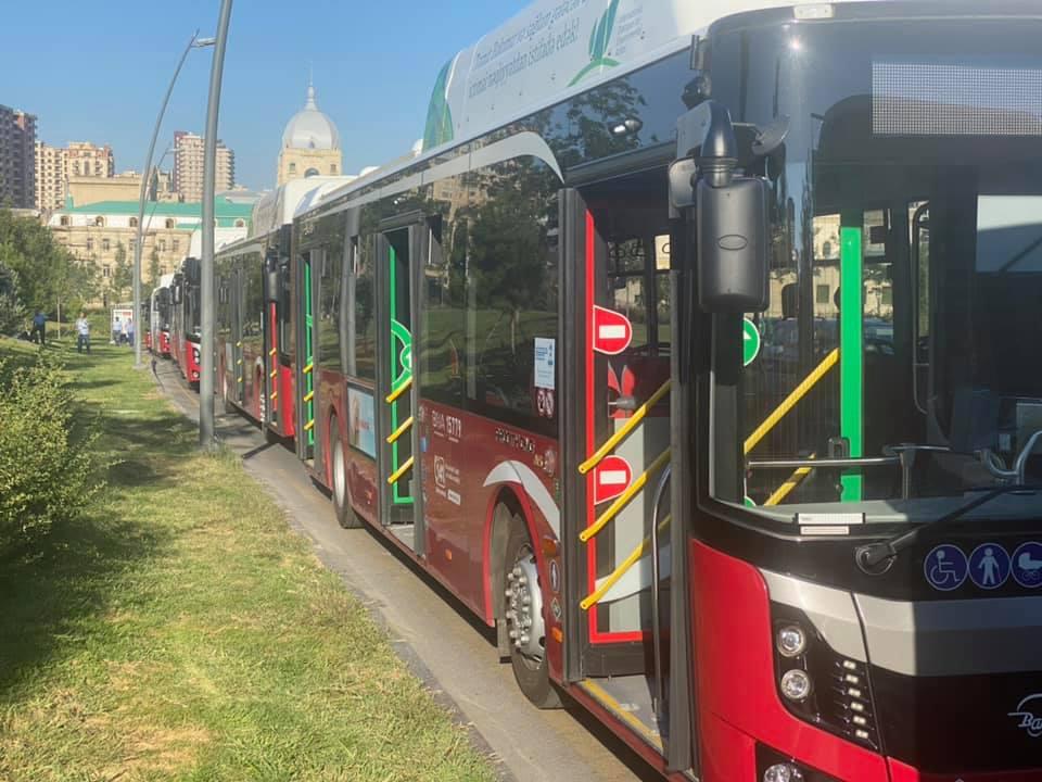 Metronun qarşısından hərəkət edəcək əlavə avtobuslar xəttə buraxılır - FOTO