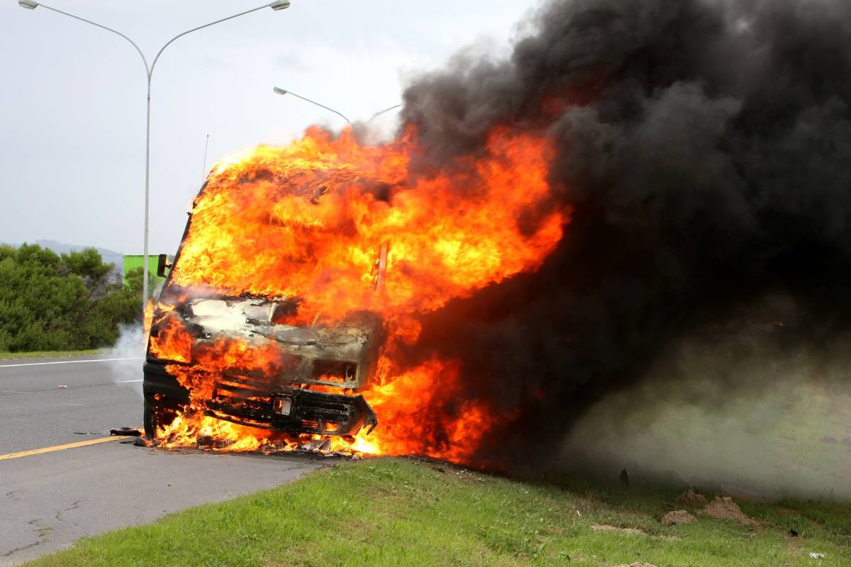 Bakıda “Ford” markalı yük avtomobili yandı