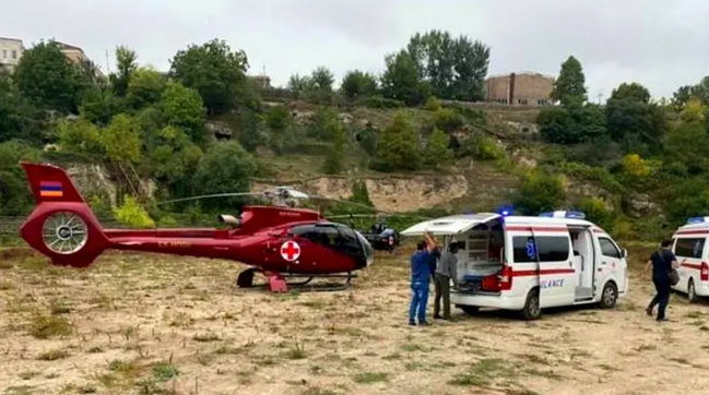 Yaralı erməni əsgərləri helikopter və maşınlarla daşınır