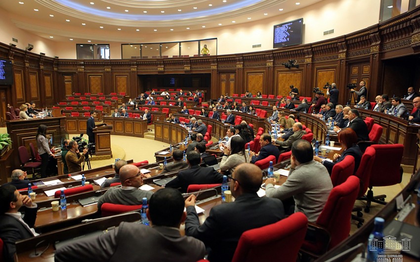 Ermənistan parlamentində jurnalist döyülüb