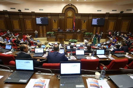 Ermənistan deputatları hakimiyyətdən dəqiq cavab gözləyir
