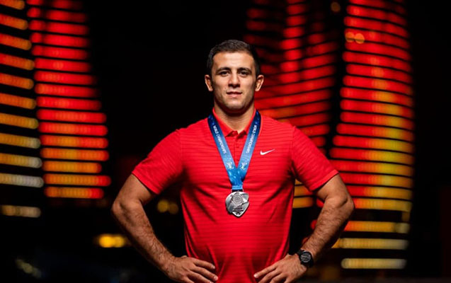 Millimizin üzvü qızıl medalını Ordu üçün hərraca çıxarır
