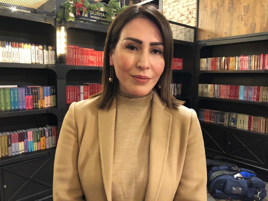 “Rahat və inamlı olmağımın 16 səbəbi” – Yazıçı Anarın qızı Günel yazır