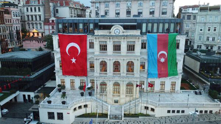 Beyoğlu Bələdiyyəsinin binasından nəhəng Azərbaycan bayrağı asıldı - FOTO