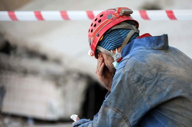 İzmirdən ürək dağlayan görüntü: 4 nəfərlik ailənin cəsədlərini... - FOTOLAR