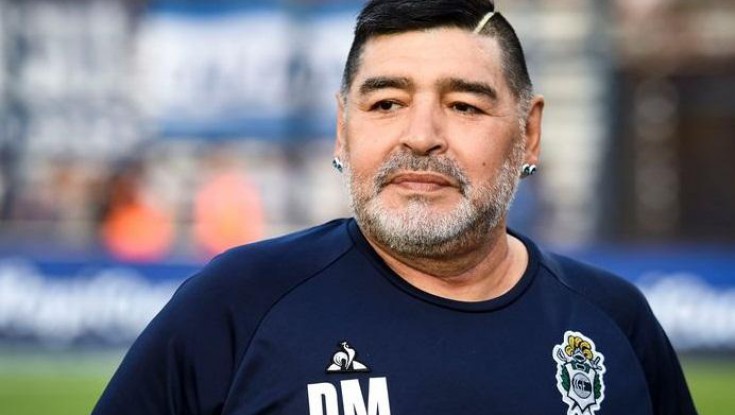 Əfsanəvi futbolçu Maradona vəfat etdi
