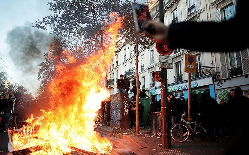 Parisdə iğtişaşlar zamanı 37 polis yaralandı, binalar yandırıldı