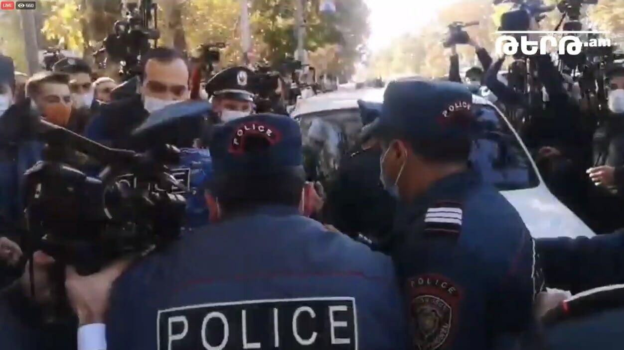 İrəvanda polis jurnalistin kamerasını sındırdı