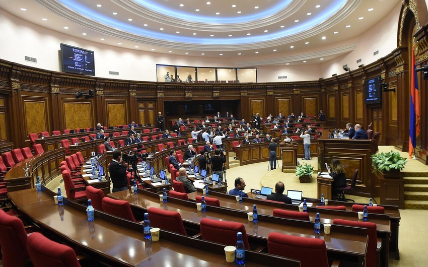 Paşinyanın blokundan daha bir deputat çıxdı
