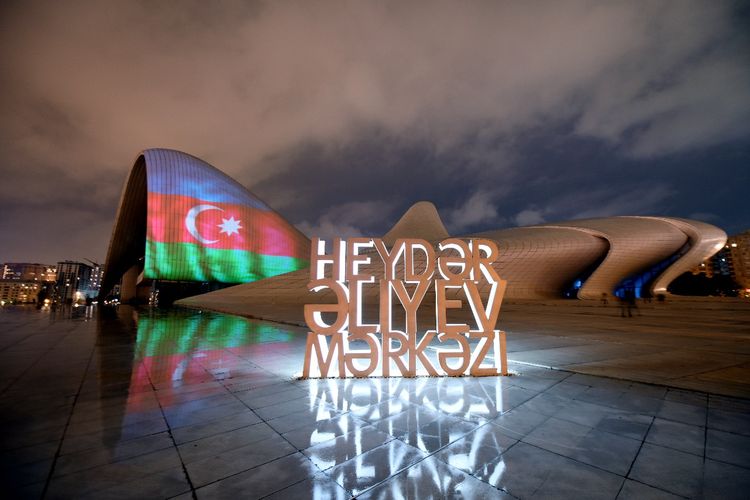 Bakının məşhur yerləri Azərbaycan bayrağı ilə işıqlandırıldı - FOTOLAR