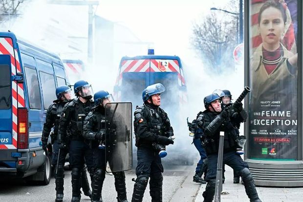 Parisdə etiraz aksiyası: Polis gözyaşardıcı qazdan istifadə etdi