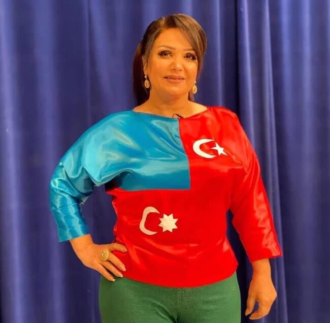 “Bilsəm, geyinməzdim...” – Mənzurə Musayeva bayraq elementlərini əks etdirən paltarından danışdı